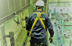 Operario sobre carrilera