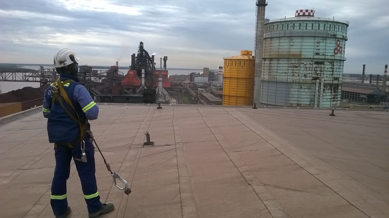 Operario en el techo