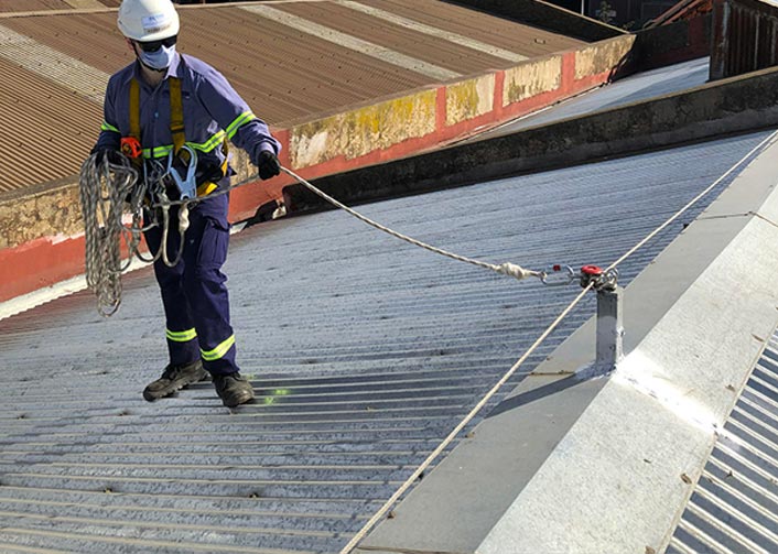 Operario en el techo