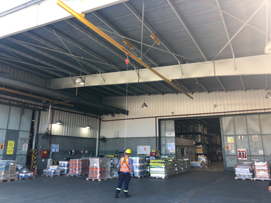 Operario en el techo