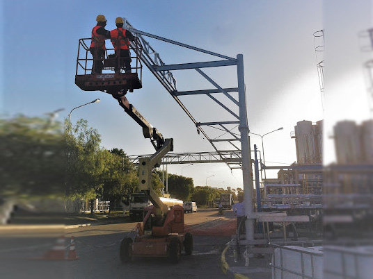 Operario en el techo